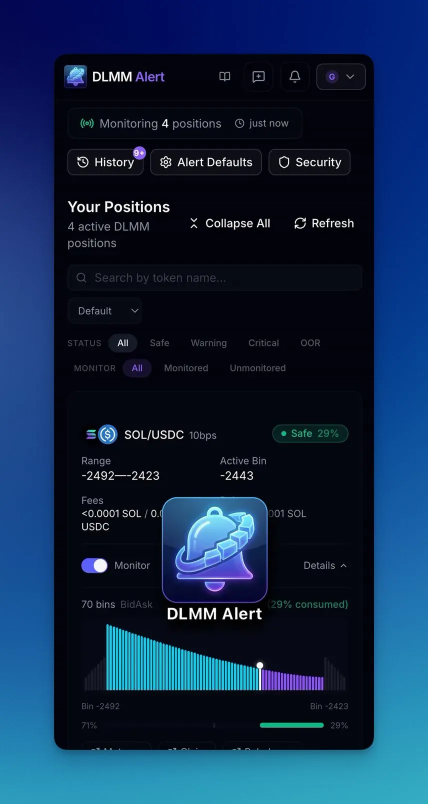 Веб-приложение DLMM Alert на телефоне отслеживает четыре DLMM-позиции, поверх наложена иконка приложения.